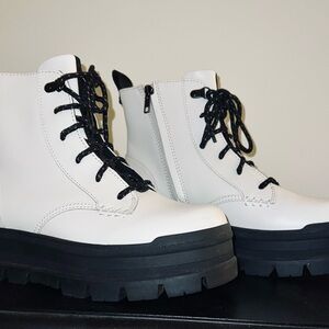 UGG Sidnee Platform Boots